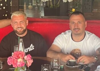 Erogen Vaso mik me Luiz Ejllin/ Këngëtari i shqetësuar për gjendjen shëndetësore të shokut të tij! I qëndron “mbi kokë” te Trauma
