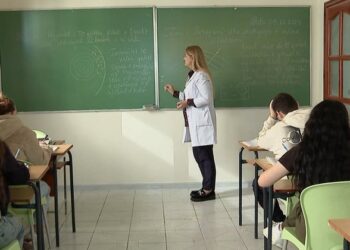 Ndryshon Kodi Etik për mësuesit. Ja rregullat e reja për veshjen dhe sjelljen