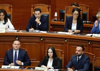Për 25 minuta qeveria e Ramës mori votëbesimin e Kuvendit/ Nesër ministrat betohen para presidentit Begaj