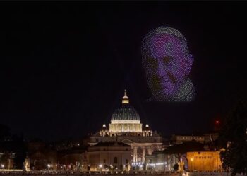 Spektakli mbi Vatikan, 3 mijë dronë formuan portretin e Papa Françesku!