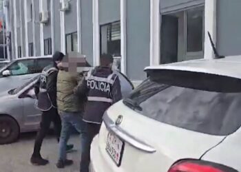 Plagosje me thikë pas një konflikti në Elbasan, arrestohet 29-vjeçari