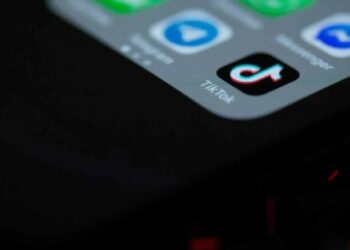 Në hetime nga policia dy shantazhuesit/ Njëri postonte foto të një vajze në TikTok, tjetri mashtronte në rrjetet sociale 