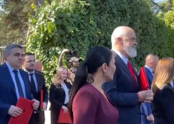 Pas betimit në mbledhje të qeverisë, ministrat dhe Rama presin semaforin për të shkuar në kryeministri (VIDEO)
