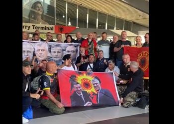 Vijojnë protestat në Hagë, mbështetësit e Hashim Thaçit kthehen me entuziazëm dhe këngë