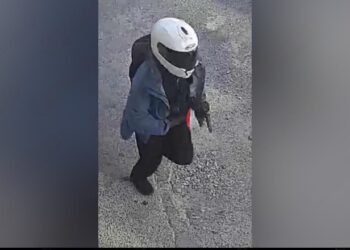 Zbulohet fotoja e autorit të masakrës në Shkodër/ Ragip Gila shihet me pistoletë në dorë dhe skafandër në kokë