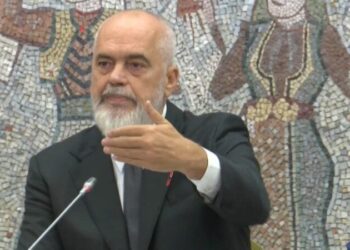 ‘Zjarrvënësit duhet të ndëshkohen si vrasës’, Rama: Një ndërtesë pa leje prishet, për rigjenerimin e pyllit duhet vite..