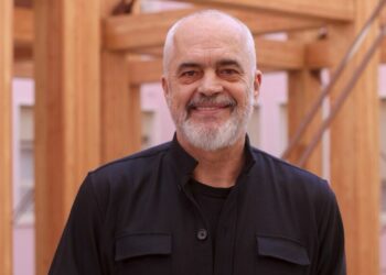 Rama uron nxënësit për nisjen e vitit të ri shkollor: Suksese në rrugën e dijes!