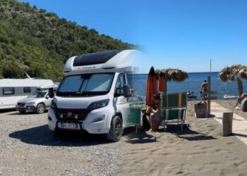 Sezoni i plazhit vijon ende, Shëngjini i mbushur me turistë të huaj: Perlë bregdetare