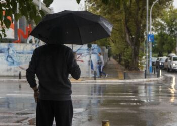 E hëna me vranësira, reshje shiu dhe kushte atmosferike të paqëndrueshme