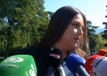 Vendos në qafë shallin me akuzat e opozitës/ Sara Mile: Simbolizon baltën që është hedhur për mua