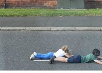 Selanik/ Fëmijët 1 dhe 2 vjeç gjenden në mes të rrugës, arrestohet babai shqiptar dhe nëna