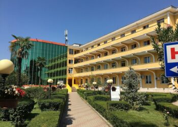 Sherr te “Shefqet Ndroqi”! Laboranti godet me gërshërë infermierin, më pas arratiset