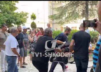 VIDEO / Të shtëna pranë Bashkisë, një i vrarë dhe disa të plagosur në Shkodër, mes tyre kamarierja e lokalit