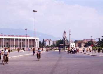 Shqipëria e varfër por e sistemuar, pa lypsarë, me barazi ekstreme, krenari dhe pa makina – Rrëfimi i historianit danez, për vizitën në Shqipërinë komuniste