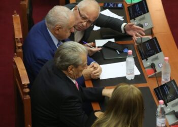 U la jashtë parlamentit, Spaho i tregon Berishës: Ripërsëritja e skenave të forcës nuk sjell rezultat. Opozita të kontribuojë..