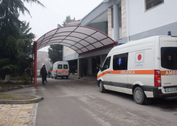 Korçë, përfundojnë në spital 3 fëmijë/ Konsumuan karamele të gjetura në rrugë