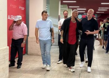 Igli Tare nuk i ndahet Shqipërisë, shfaqet në stadium për ndeshjen e Kombëtares