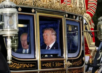 Britania “flirton” me presidentin / Trump “shpallet mbret” në Londër, mes pompozitetit dhe protestave