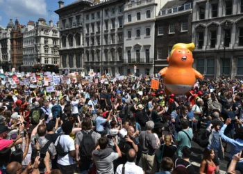 Protesta në Londër për vizitën e Trump: Tirani erdhi për çaj…