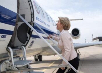 “Pilotët përdorën harta letre”/ Rusët fikën GPS e avionit të presidentes së KE, Von der Leyen