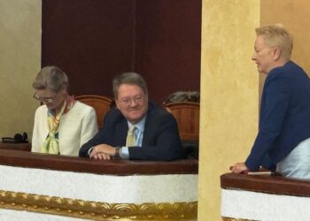 E dërguara me punë e SHBA ndjek seancën/ SPAK dhe Prokuroria e Përgjithshme “bojkotojnë” Parlamentin