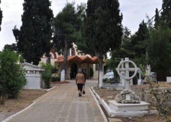 Greqi/ Shqiptari qëllon me lopatë në kokë të riun grek në varreza, i ofendoi motrën e mitur