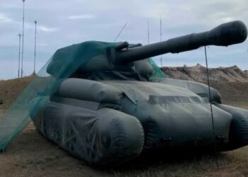 Tanke të fryra me ajër dhe armë të rreme, si po i mashtrojnë ukrainasit forcat ruse në fushëbetejë? (FOTO)