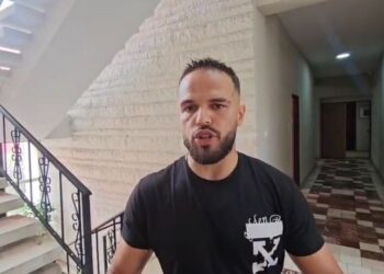 Hyri dhe debatoi në mbledhjen e këshillit bashkiak/ Deklarata e vlonjatit: Më kanë prishur shtëpinë dhe… (VIDEO) 