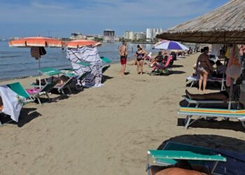 Vera nuk do të ikë! Plazh edhe në shtator, Vlora mbushet me turistë