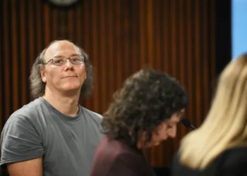 Vrau dhe varrosi prindërit e tij në oborrin e shtëpisë/ E zbulon ngjarjen në intervistë televizive