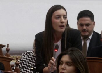 (VIDEO)“Kthehuni në normalitet, se vetëm keni ofenduar”, Zegjine Çaushi ironizon opozitën: Dhe ju si Gazi do përfundoni.. Debati sot