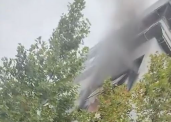 Tiranë, zjarr në një pallat në Astir, flakët ‘përpijnë’ banesën (VIDEO)