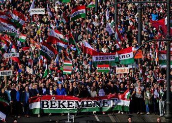 Mijëra hungarezë në rrugët e Budapestit, Orban: Nuk duam të vdesim për Ukrainën!