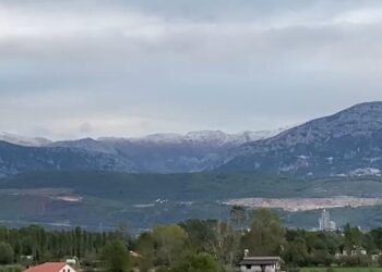(VIDEO) Moti bën kthesë të fortë, ulen temperaturat/ Malësia e Krujës zbardhet nga dëbora