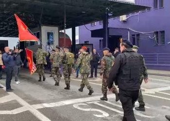 Veteranët e UÇK-së nisen masivisht drejt Tiranës/ Me uniforma kalojnë kufirin në këmbë (VIDEO)