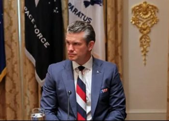 Zyrtari amerikan vendos kravatën me ngjyrat e flamurit rus gjatë takimit me Zelenskyn, Rusia e konsideron …