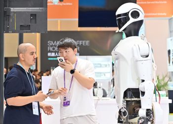 Robotët marrin vëmendjen qendrore në Panairin e Kantonit