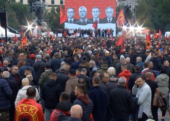 Mijëra shqiptarë mblidhen në zemër të Tiranës: Liri për krerët e UÇK-së!