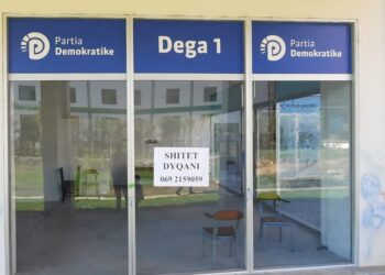 ‘Shitet dyqani’, kryeministri Rama ironizon PD-në në prag të zgjedhjeve në Tiranë, poston foto nga boshatisja e degës nr.1