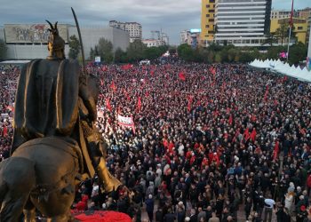 Protesta në mbështetje të ish-krerëve të UÇK në Tiranë, reagon Rama: Liria ka emër!