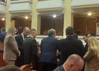 FOTO-LAJM / Pakti i Këlliçit me Ballën, deputetët e PD të mbledhur rreth Berishës në sallën e Kuvendit