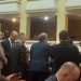 FOTO-LAJM / Pakti i Këlliçit me Ballën, deputetët e PD të mbledhur rreth Berishës në sallën e Kuvendit