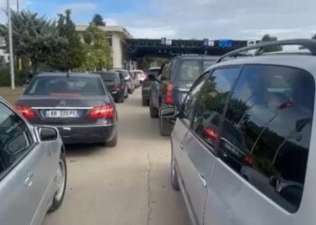 Fluks në pikën kufitare të Qafë-Thanës, numër i lartë automjetesh drejt Maqedonisë së Veriut