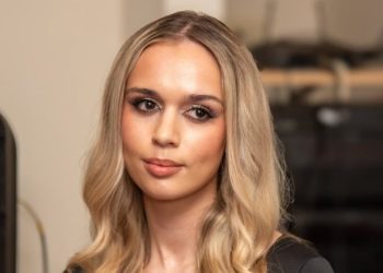 ‘Trim mbi trima Gjergj Kastrioti’, shqiptarja që fitoi ‘Miss Amerika’ mahnit publikun në gjuhën shqipe (VIDEO)