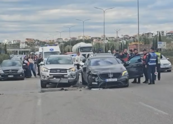 Makina të shkatërruara dhe trafik, çfarë shkaktoi i riu që i iku policisë në Tiranë