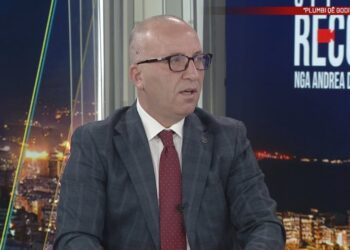 “Gjyqtarët bëjnë nga 12 seanca në ditë”/ Juristi: Kushtet në gjykata janë skandaloze, dosjet mullar