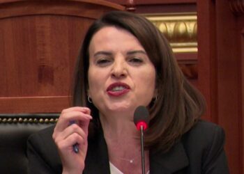 Berisha: Koçiu, mashtruese publike; Ministrja i përgjigjet: Je njeriu më i pështirë që mund të ekzistojë