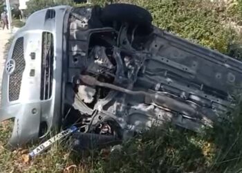“Toyota” me shpejtësi të lartë del nga rruga, shoferi transportohet me urgjencë në spital