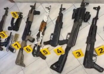 Zbulohet arsenal në Fier, sekuestrohen 13 armë zjarri e municion luftarak! Pranga 38-vjeçarit (VIDEO)