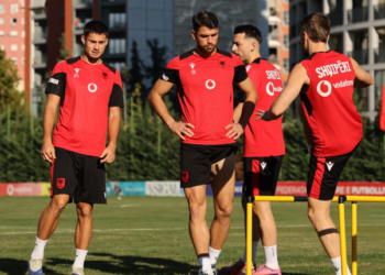 Kombëtarja e futbollit i rikthehet stërvitjes në Tiranë pas fitores historike në Serbi